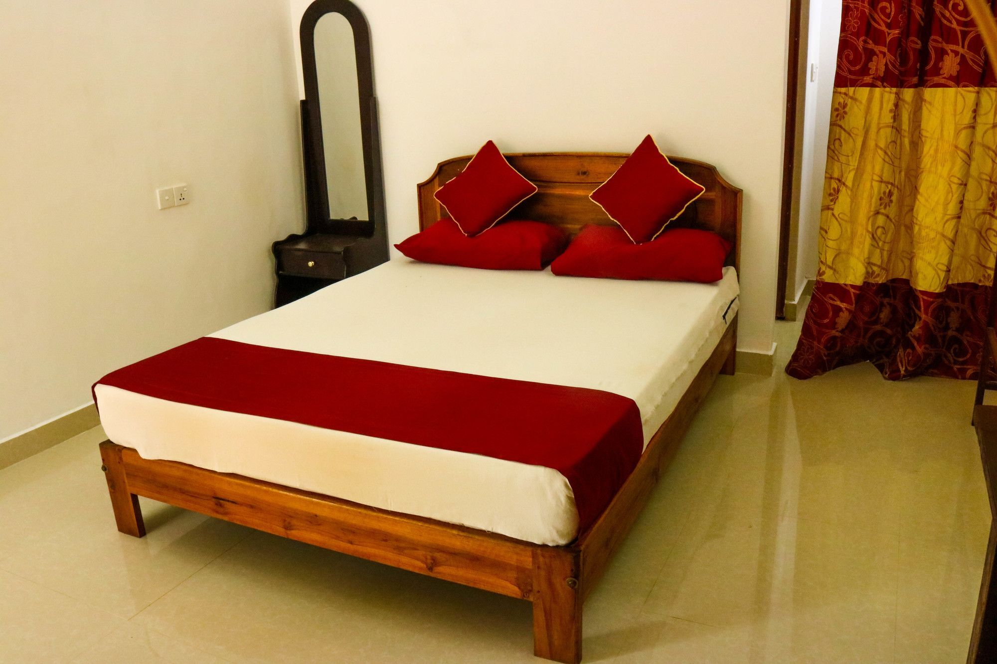 French Garden Eagle Wings Inn Uppuveli ภายนอก รูปภาพ