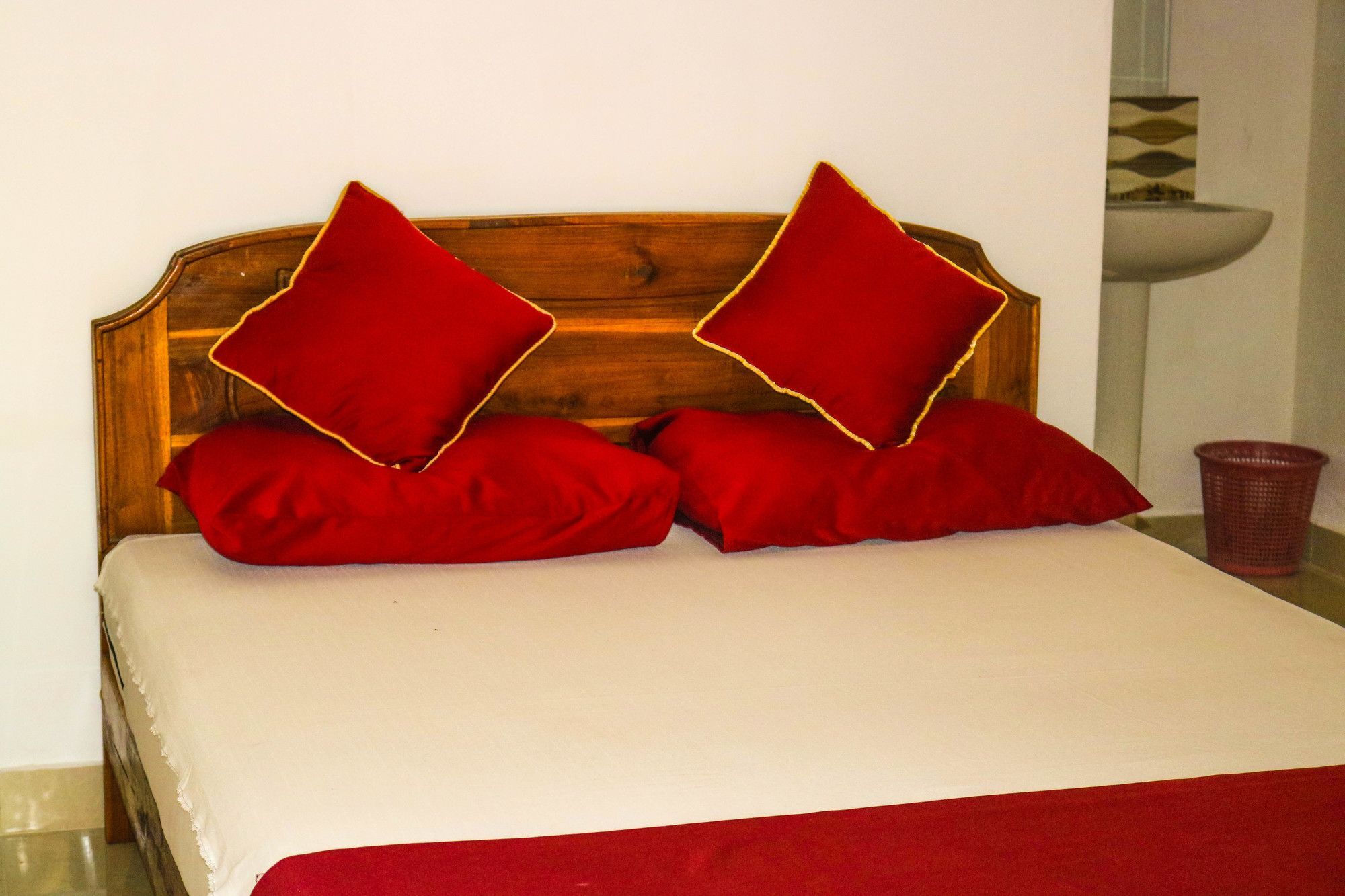 French Garden Eagle Wings Inn Uppuveli ภายนอก รูปภาพ
